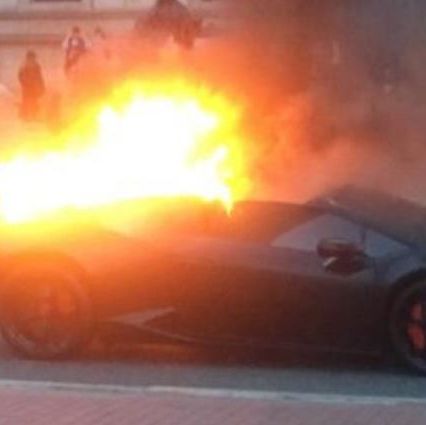 Este Lamborghini Huracán Performante termina incendiado y… ¡cortado!