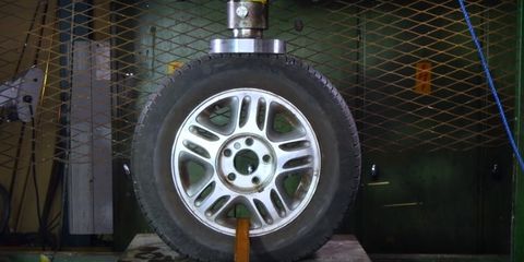 Alloy wheel, Tire, Rim, Wheel, Automotive tire, Spoke, Auto part, Automotive wheel system, Vehicle, Tread, 
