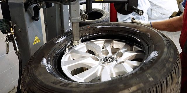 Tire, Alloy wheel, Rim, Automotive tire, Wheel, Auto part, Automotive wheel system, Spoke, Vehicle, Synthetic rubber, 