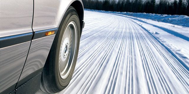 Tire, Automotive tire, Vehicle, Wheel, Car, Automotive wheel system, Snow, Auto part, Automotive exterior, Winter, 