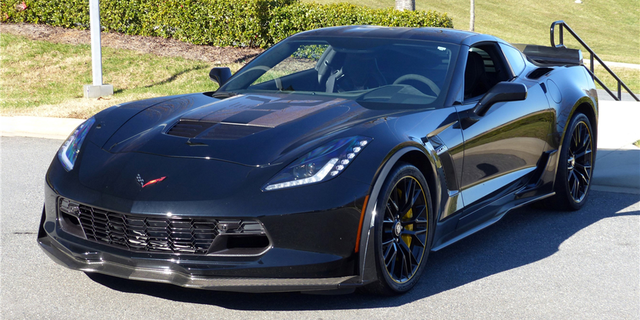 Land vehicle, Vehicle, Car, Sports car, Motor vehicle, Automotive design, Performance car, Hood, Corvette stingray, Supercar, 