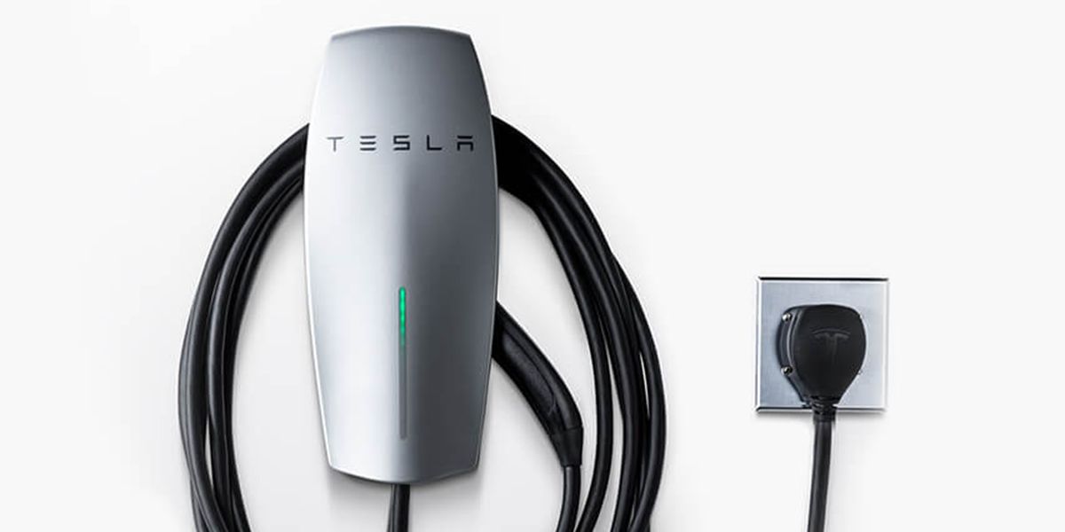 El primer cargador inalámbrico de Tesla no está pensado para sus coches.  Pero sí es muy útil