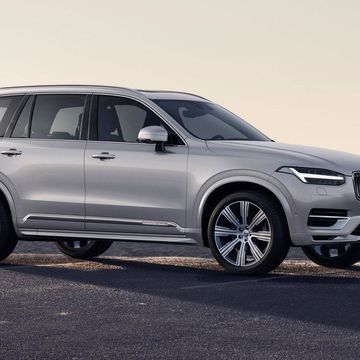 volvo xc90 de color blanco en estático, vista en tres cuartos delantero