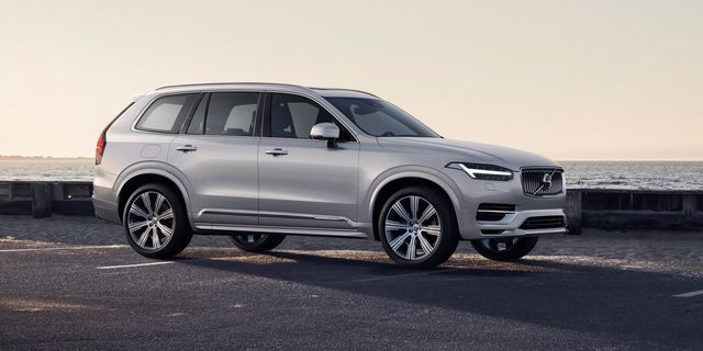 volvo xc90 de color blanco en estático, vista en tres cuartos delantero