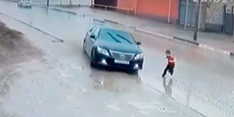 Se salva “in extremis” de ser atropellado por este coche