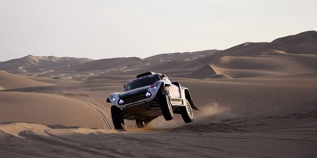 Land vehicle, Desert, Natural environment, Vehicle, Desert racing, Off-roading, Sand, Automotive design, Car, Aeolian landform, 