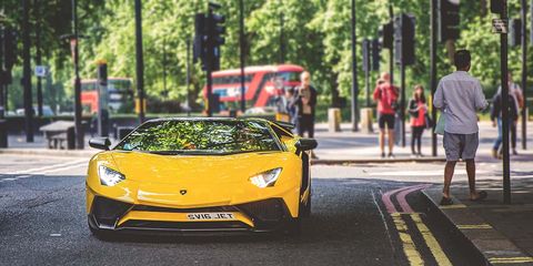 En Londres ya es posible dar clases de conducir ¡con un Lamborghini  Aventador!