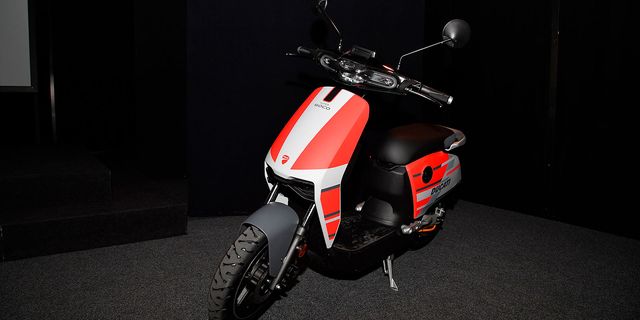 Scooter, Vehicle, Automotive design, Moped, Car, Automotive lighting, Motorcycle, Headlamp, Honda, Motorized scooter, 