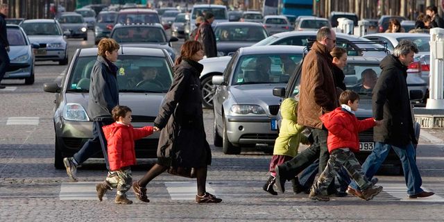 Pedestrian, Mode of transport, Vehicle, Car, Street, Family car, Road, City car, Walking, 