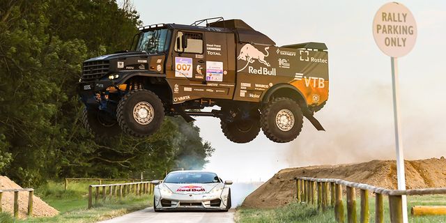 Este camión del Dakar se enfrenta a un Lamborghini Huracán en Goodwood