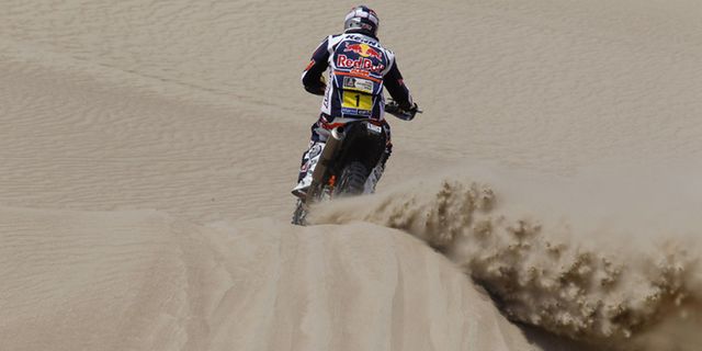 Clothing, Motorcycle, Motorcycling, Sand, Motorcycle racing, Motorsport, Motorcycle racer, Sports gear, Soil, Dust, 