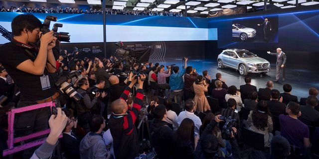 Camera, Crowd, Video camera, Alloy wheel, Luxury vehicle, Auto show, Camera operator, Audience, Personal luxury car, Mid-size car, 