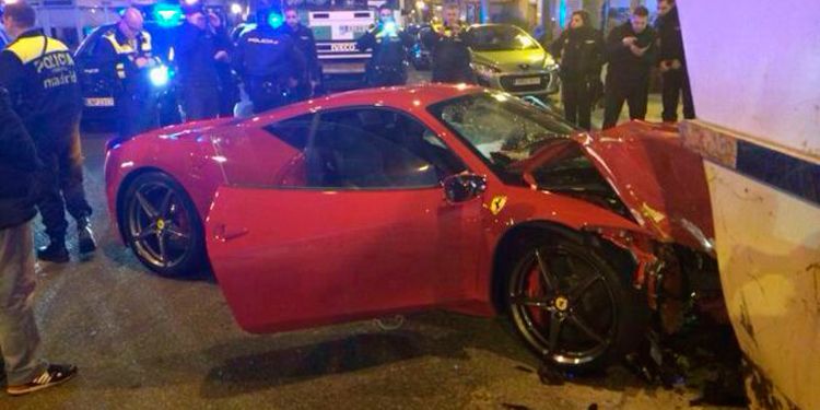 El hombre que arrojó un Bugatti Veyron al lago, acusado de estafa