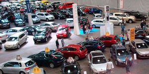 Motor vehicle, Wheel, Land vehicle, Vehicle, Automotive parking light, Car, Automotive mirror, Parking, Parking lot, Alloy wheel, 