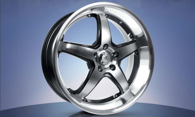 Alloy wheel, Rim, Spoke, Automotive wheel system, Hubcap, Auto part, Metal, Circle, Steel, Aluminium, 