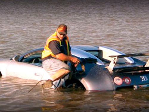 El hombre que arrojó un Bugatti Veyron al lago, acusado de estafa