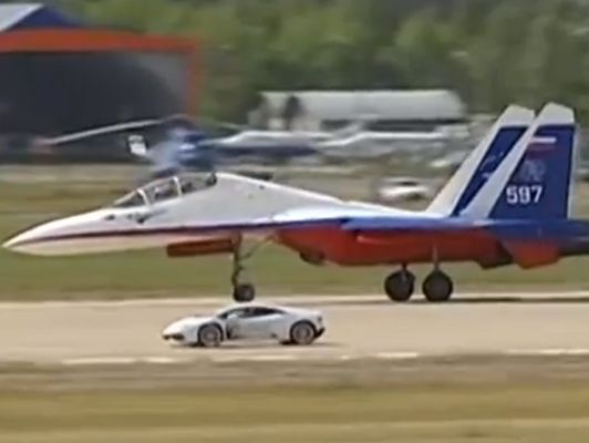 El Lamborghini Huracán se mide contra un avión de combate ruso