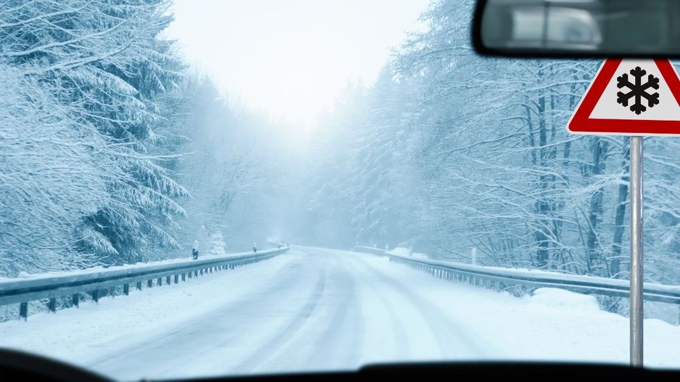 Snow, Winter, Windscreen wiper, Windshield, Freezing, Mode of transport, Winter storm, Glass, Auto part, Automotive window part, 