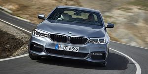 BMW Serie 5 - frontal en carretera