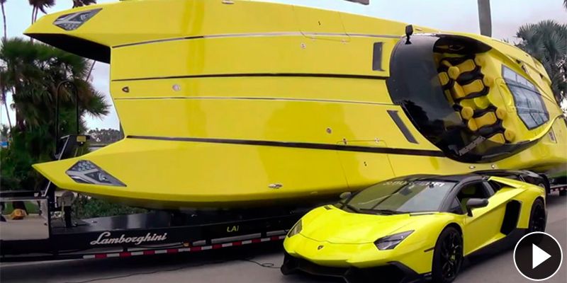 La súper lancha Lamborghini posa junto al Aventador LP 720-4 en Palm Beach
