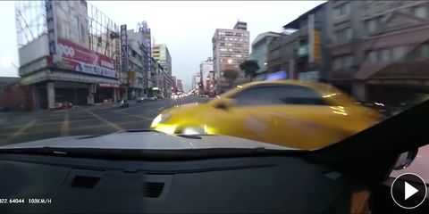 Un BMW M3 y un taxista negligente chocan brutalmente en Taiwán