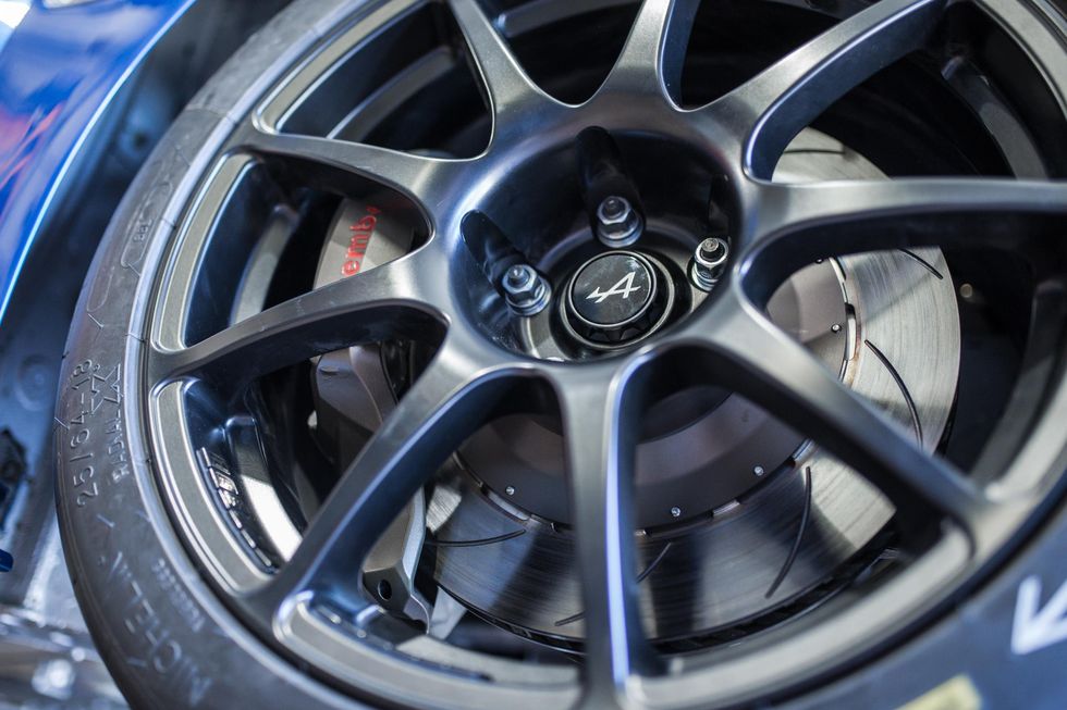 Alloy wheel, Rim, Tire, Wheel, Spoke, Automotive tire, Auto part, Vehicle, Automotive wheel system, Car, 
