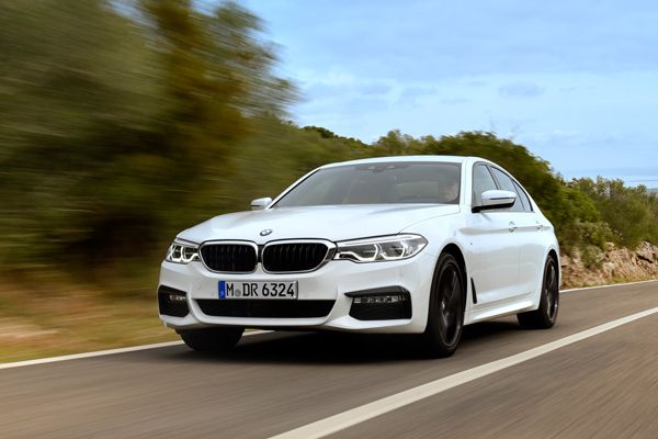 BMW Serie 5 - delantera en carretera