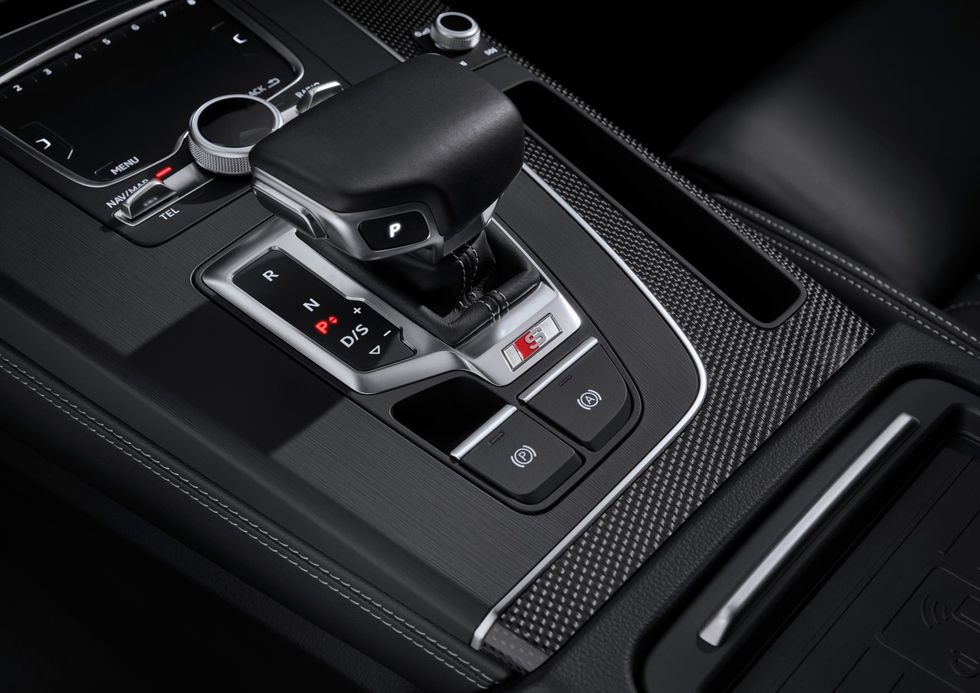 Gear shift, Center console, Vehicle, Car, Audi, Personal luxury car, Auto part, Carbon, Family car, Mid-size car, 