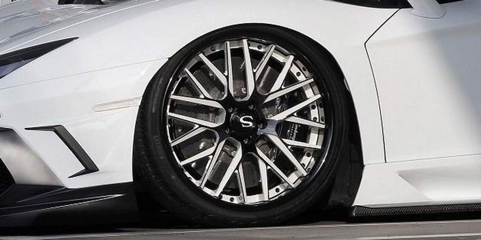 Tire, Wheel, Automotive tire, Automotive design, Alloy wheel, Spoke, Automotive wheel system, Vehicle, Rim, Automotive exterior, 