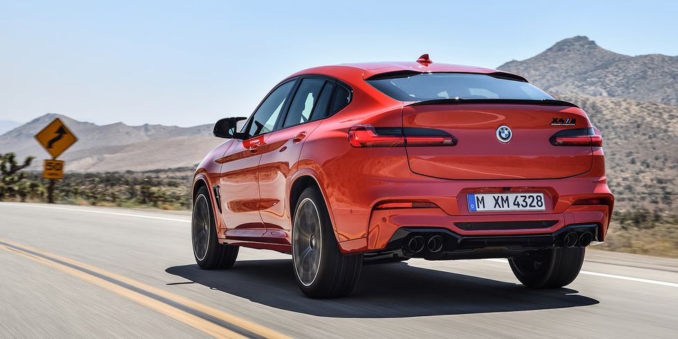 bmw x4 m   vista trasera en carretera