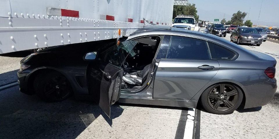 BMW acaba debajo de un camión tras ser golpeado por un Infiniti