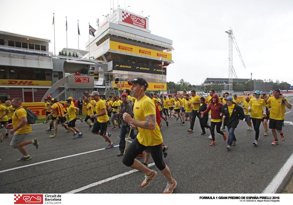 Running, Sports, Marathon, Recreation, Yellow, Athlete, Long-distance running, Competition event, Individual sports, Crowd, 