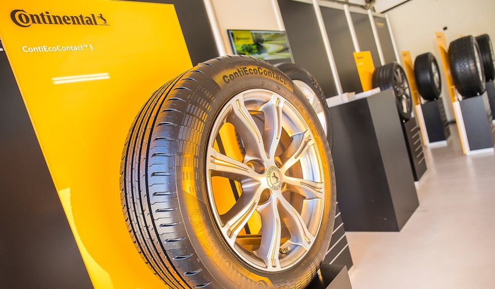 Tire, Alloy wheel, Automotive tire, Wheel, Rim, Vehicle, Automotive wheel system, Auto part, Yellow, Automotive design, 