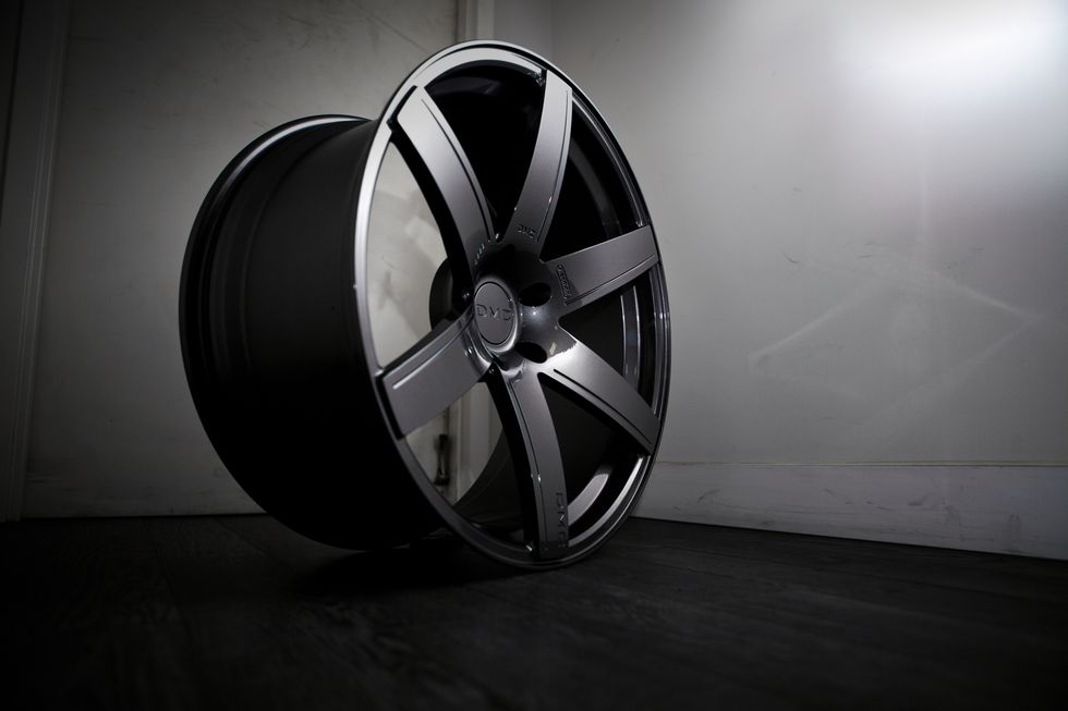 Rim, Alloy wheel, Spoke, Hubcap, Grey, Automotive wheel system, Monochrome photography, Metal, Black-and-white, Monochrome, 
