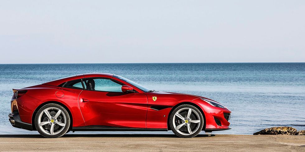 ferrari portofino, vista lateral en parado con el mar de fondo