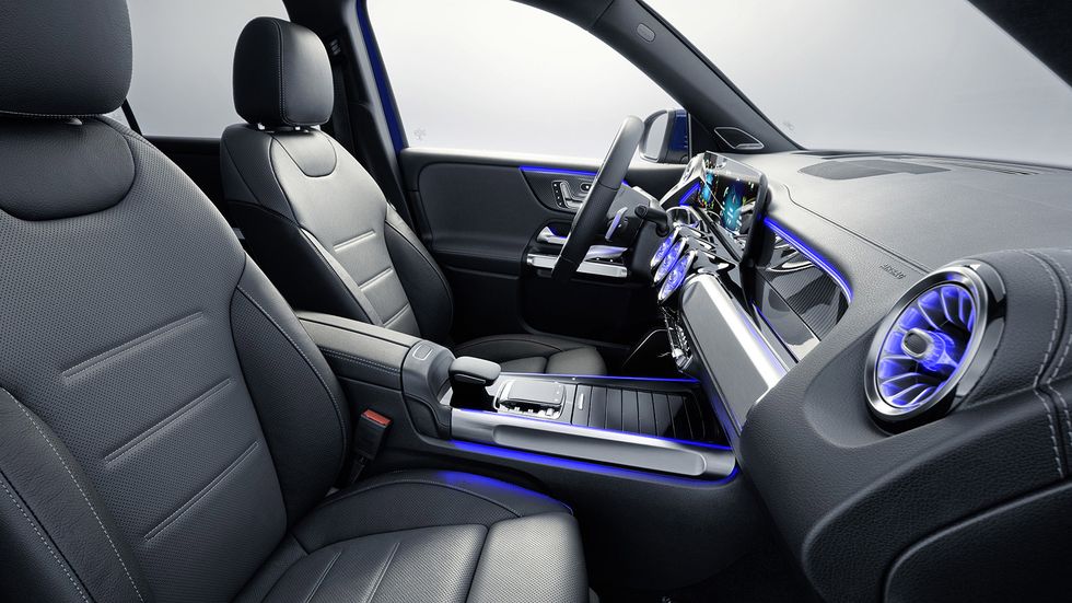 Mercedes GLB - interior iluminado