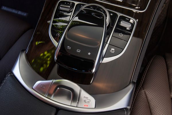 Motor vehicle, Automotive design, Luxury vehicle, Personal luxury car, Gear shift, Vehicle door, Center console, Gloss, Brand, Silver, 