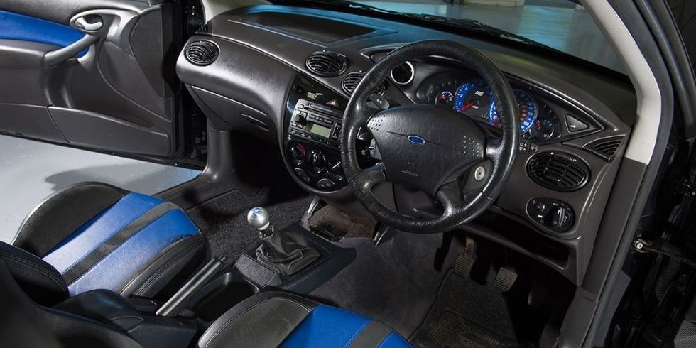 Land vehicle, Vehicle, Car, Motor vehicle, Vehicle door, Steering wheel, Ford motor company, Center console, Ford, Hatchback, 