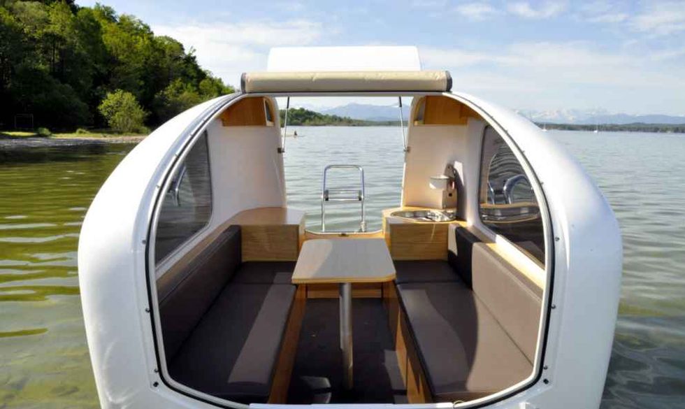 Water transportation, Vehicle, Boat, Speedboat, Picnic boat, Plant community, Luxury yacht, Boating, Yacht, Room, 