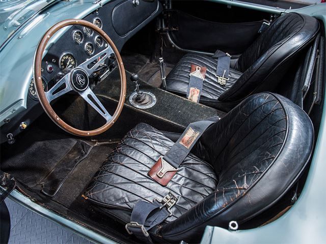 Motor vehicle, Steering part, Steering wheel, Classic car, Car seat, Vehicle door, Leather, Antique car, Classic, Center console, 
