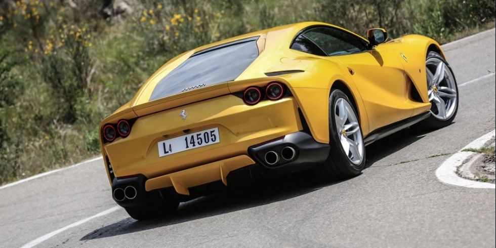 ferrari 812 superfast, visto desde atrás en una carretera de curvas