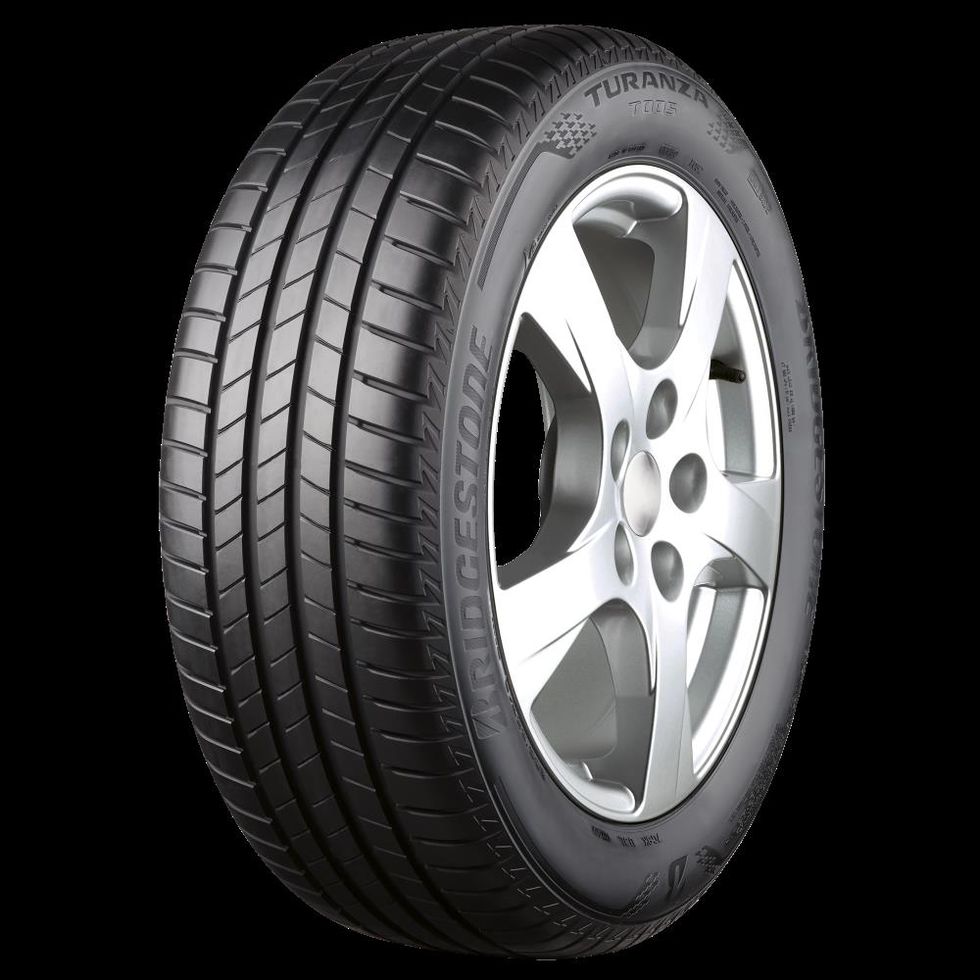 Tire, Synthetic rubber, Alloy wheel, Automotive tire, Tread, Wheel, Auto part, Rim, Automotive wheel system, Light, 