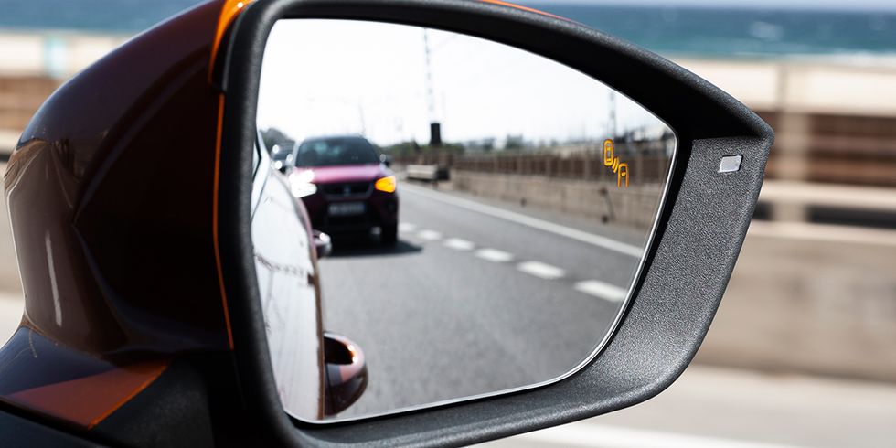 Rear-view mirror, Automotive mirror, Mirror, Motor vehicle, Vehicle door, Vehicle, Mode of transport, Automotive side-view mirror, Auto part, Car, 