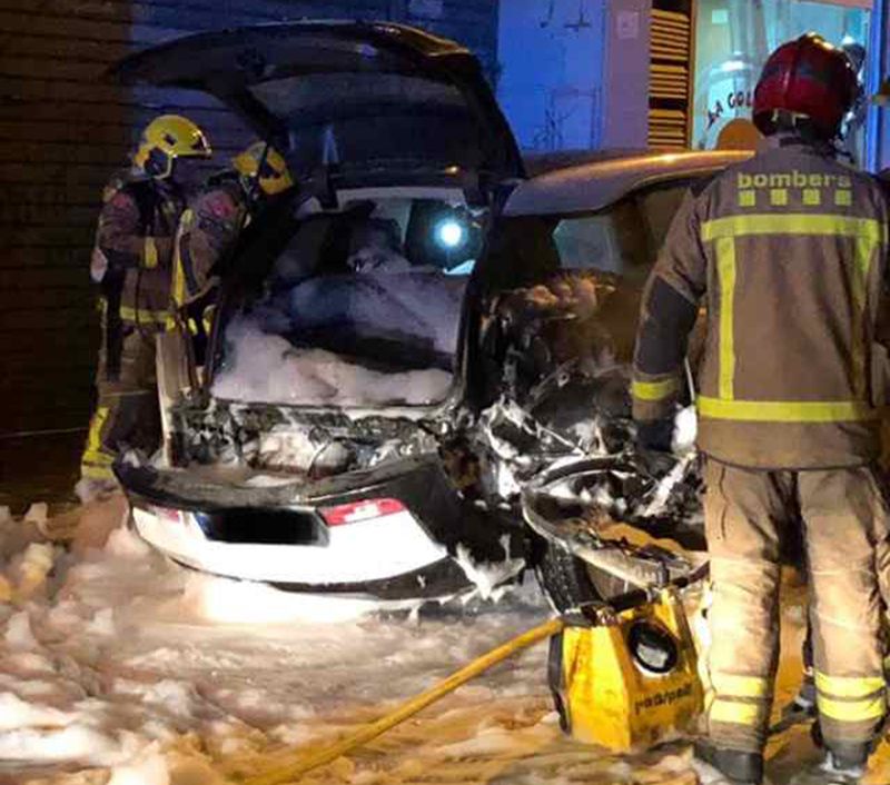 Un BMW I3 Rex, Pasto De Las Llamas En Barcelona