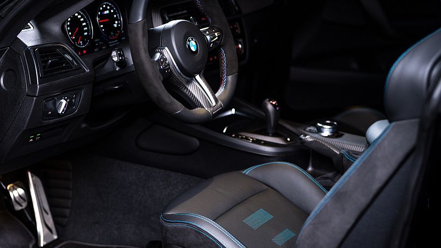 Land vehicle, Vehicle, Car, Steering wheel, Center console, Personal luxury car, Gear shift, Luxury vehicle, Steering part, Automotive design, 