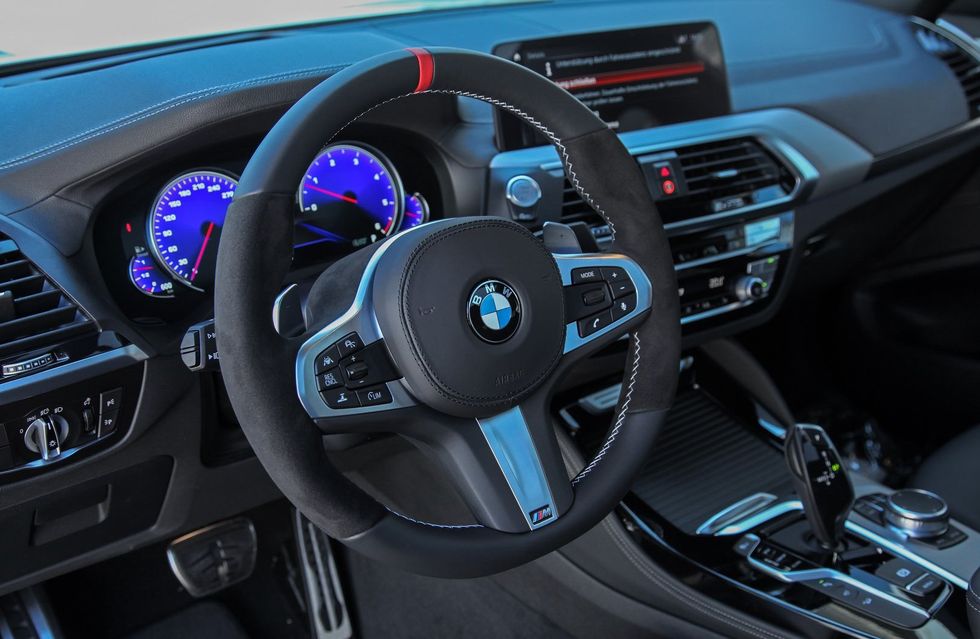 Land vehicle, Vehicle, Car, Steering wheel, Center console, Personal luxury car, Steering part, Gear shift, Speedometer, Luxury vehicle, 