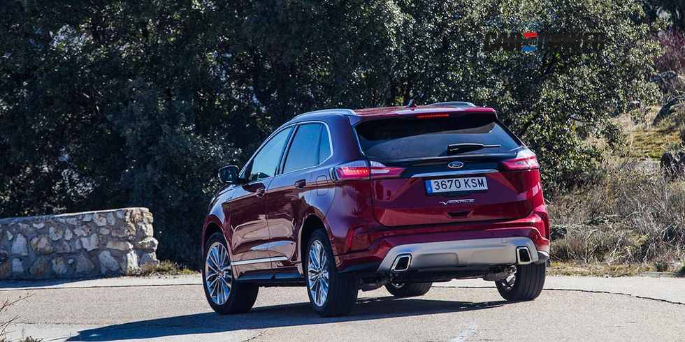 ford edge rojo en carretera, vista trasera