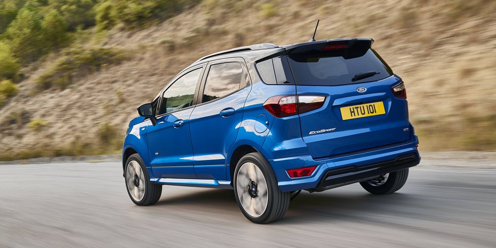 ford ecosport azul en carretera, vista trasera