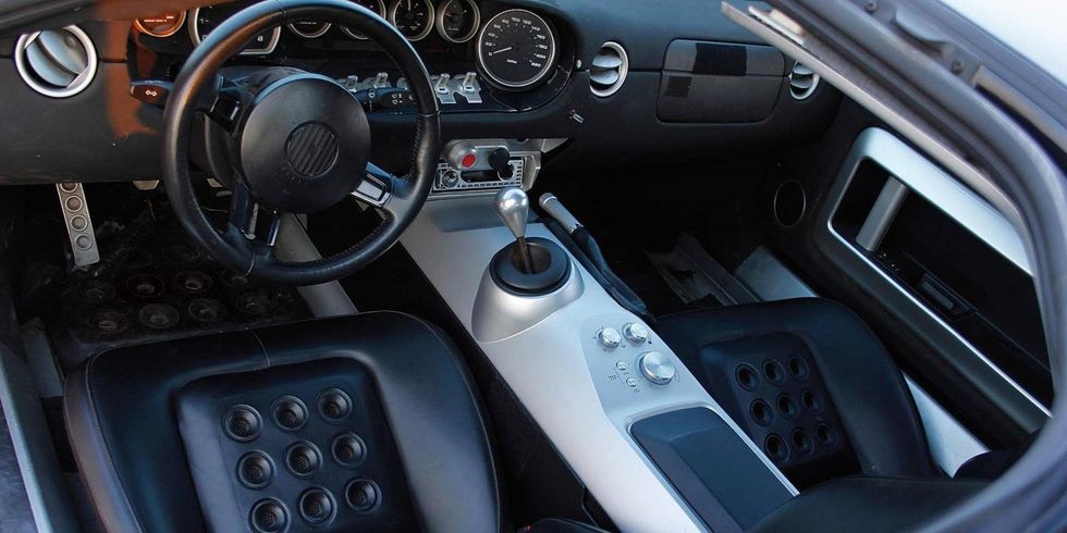 Land vehicle, Vehicle, Car, Steering wheel, Center console, Gear shift, Audi tt, Steering part, Sports car, Plant, 
