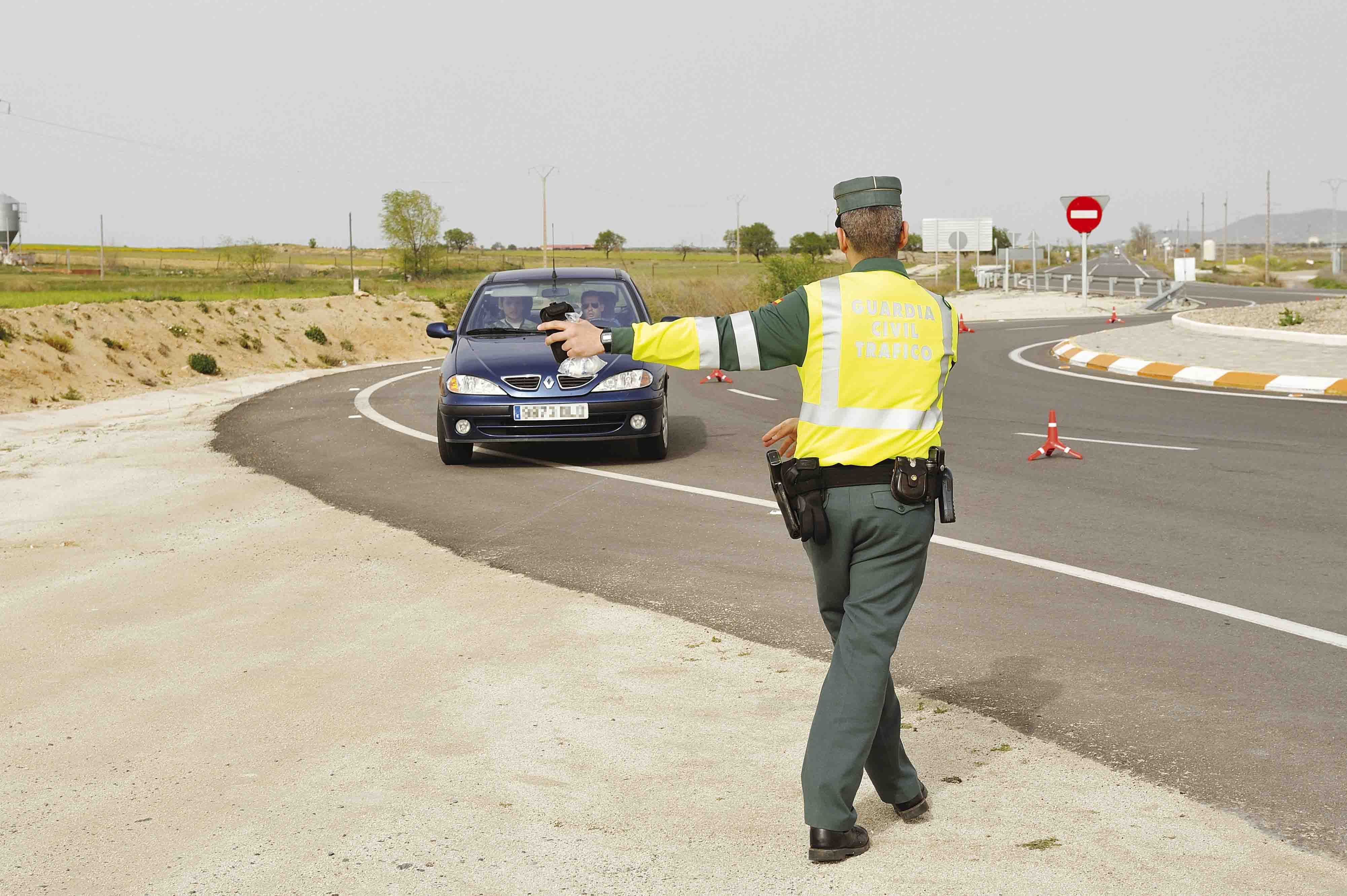 Usa una radial para quitar el cepo a su coche en Navarra